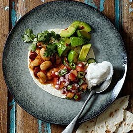 Tortilla bersama Kacang, Avokado, Salsa dan Tairu (Sour Cream)