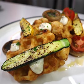 Ayam Goreng dan Waffle Ayam Goreng dan Waffle