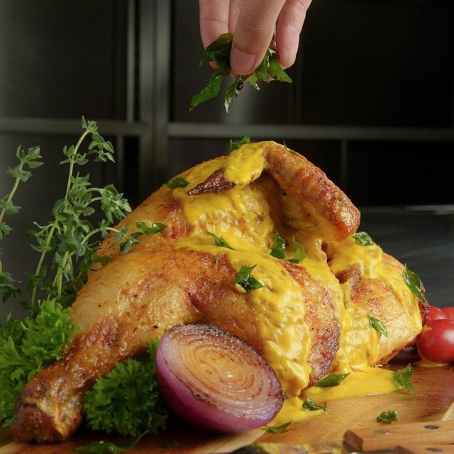Ayam Panggang dengan Sos Telur Masin Yang Diselitkan Kelapa Ayam Panggang dengan Sos Telur Masin Yang Diselitkan Kelapa