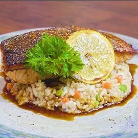 Salmon Bergerlis Limau Yuzu dengan Risotto Beras Perang Salmon Bergerlis Limau Yuzu dengan Risotto Beras Perang