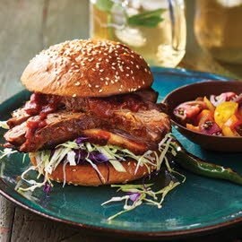 Burger Brisket Lembu bersama Sos Chipotle BBQ Burger Brisket Lembu bersama Sos Chipotle BBQ