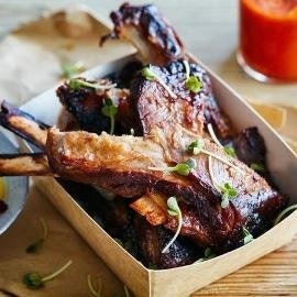 Tulang Rusuk Kambing dengan Sos Pimento Biji Sawi, dan Sayuran Jeruk Limau Tulang Rusuk Kambing dengan Sos Pimento Biji Sawi, dan Sayuran Jeruk Limau