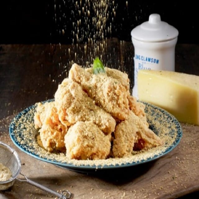 Snow Cheese Fried Chicken served with Gochujang, Garlic Dips & Smokey Barbecue Sauce Snow Cheese Fried Chicken served with Gochujang, Garlic Dips & Smokey Barbecue Sauce