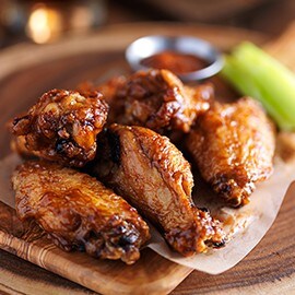 Kepak ayam pedas dengan pelbagai sos cicahan 